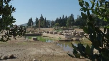 Claros 'un (Klaros, Clarus) Ionia kıyısındaki antik bir Yunan mabedi manzarası.