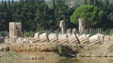 Claros 'un (Klaros, Clarus) Ionia kıyısındaki antik bir Yunan mabedi manzarası.