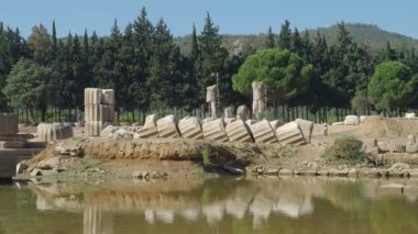 Claros 'un (Klaros, Clarus) Ionia kıyısındaki antik bir Yunan mabedi manzarası.