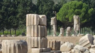 Claros 'un (Klaros, Clarus) Ionia kıyısındaki antik bir Yunan mabedi manzarası.