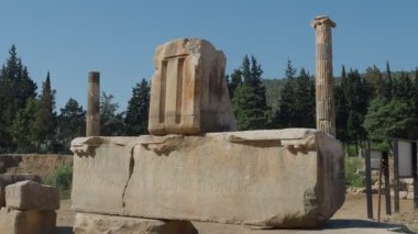 Claros 'un (Klaros, Clarus) Ionia kıyısındaki antik bir Yunan mabedi manzarası.