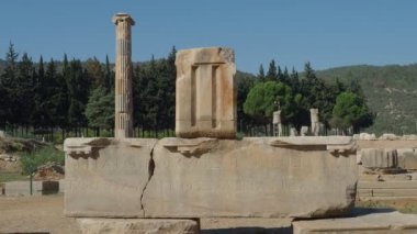 Claros 'un (Klaros, Clarus) Ionia kıyısındaki antik bir Yunan mabedi manzarası.