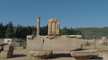 Claros 'un (Klaros, Clarus) Ionia kıyısındaki antik bir Yunan mabedi manzarası.