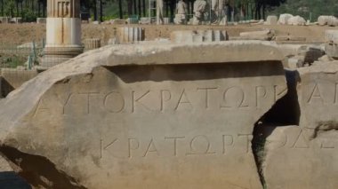Claros 'un (Klaros, Clarus) Ionia kıyısındaki antik bir Yunan mabedi manzarası.