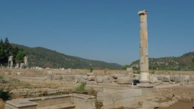 Claros 'un (Klaros, Clarus) Ionia kıyısındaki antik bir Yunan mabedi manzarası.