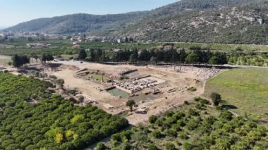 Claros 'un (Klaros, Clarus) Ionia kıyısındaki antik bir Yunan mabedi manzarası.