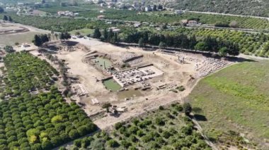 Claros 'un (Klaros, Clarus) Ionia kıyısındaki antik bir Yunan mabedi manzarası.