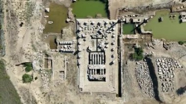 Claros 'un (Klaros, Clarus) Ionia kıyısındaki antik bir Yunan mabedi manzarası.