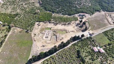 Claros 'un (Klaros, Clarus) Ionia kıyısındaki antik bir Yunan mabedi manzarası.