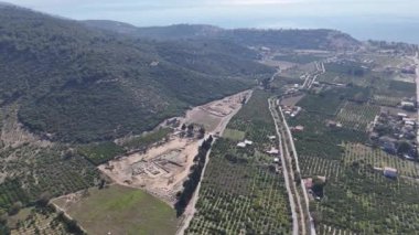 Claros 'un (Klaros, Clarus) Ionia kıyısındaki antik bir Yunan mabedi manzarası.