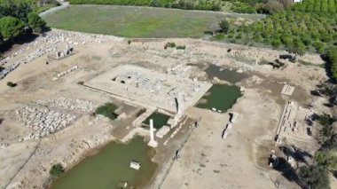 Claros 'un (Klaros, Clarus) Ionia kıyısındaki antik bir Yunan mabedi manzarası.