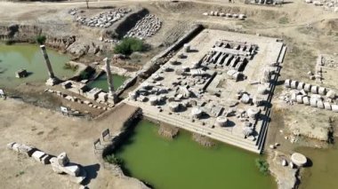 Claros 'un (Klaros, Clarus) Ionia kıyısındaki antik bir Yunan mabedi manzarası.