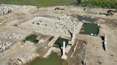 Claros 'un (Klaros, Clarus) Ionia kıyısındaki antik bir Yunan mabedi manzarası.
