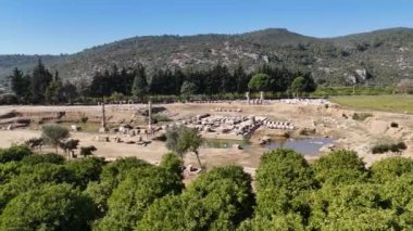 Claros 'un (Klaros, Clarus) Ionia kıyısındaki antik bir Yunan mabedi manzarası.