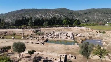 Claros 'un (Klaros, Clarus) Ionia kıyısındaki antik bir Yunan mabedi manzarası.