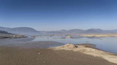 Kurak ve kuraklıktan etkilenen bir bölgede kurumuş bir baraj. Tahtali Barajı, İzmir. Türkiye
