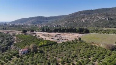 Claros 'un (Klaros, Clarus) Ionia kıyısındaki antik bir Yunan mabedi manzarası.