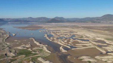 Kurak ve kuraklıktan etkilenen bir bölgede kurumuş bir baraj. Tahtali Barajı, İzmir. Türkiye
