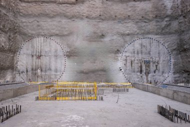 Tünel sıkıcı makinesi (TBM) kafası metro inşaatında, yeraltı altyapı taşımacılığında sergileniyor