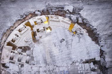 Tünel sıkıcı makinesi (TBM) kafası metro inşaatında, yeraltı altyapı taşımacılığında sergileniyor