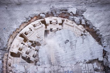 Tünel sıkıcı makinesi (TBM) kafası metro inşaatında, yeraltı altyapı taşımacılığında sergileniyor
