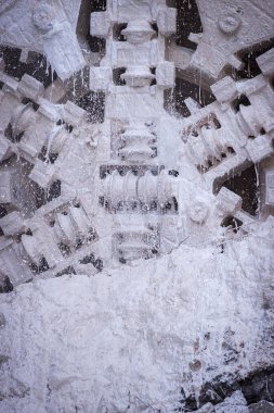 Tünel sıkıcı makinesi (TBM) kafası metro inşaatında, yeraltı altyapı taşımacılığında sergileniyor