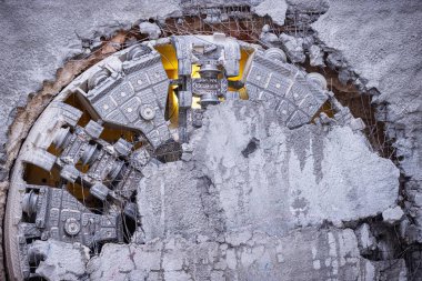 Tünel sıkıcı makinesi (TBM) kafası metro inşaatında, yeraltı altyapı taşımacılığında sergileniyor