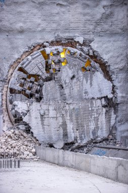 Tünel sıkıcı makinesi (TBM) kafası metro inşaatında, yeraltı altyapı taşımacılığında sergileniyor