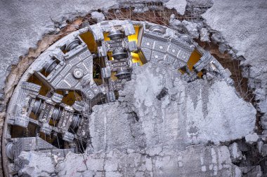 Tünel sıkıcı makinesi (TBM) kafası metro inşaatında, yeraltı altyapı taşımacılığında sergileniyor