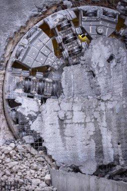 Tünel sıkıcı makinesi (TBM) kafası metro inşaatında, yeraltı altyapı taşımacılığında sergileniyor