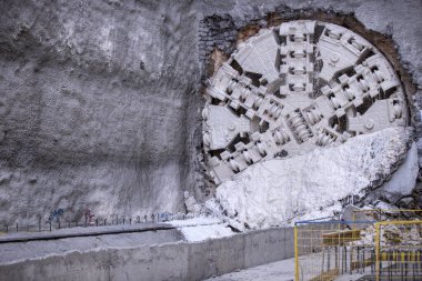 Tünel sıkıcı makinesi (TBM) kafası metro inşaatında, yeraltı altyapı taşımacılığında sergileniyor