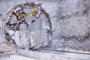 Tünel sıkıcı makinesi (TBM) kafası metro inşaatında, yeraltı altyapı taşımacılığında sergileniyor
