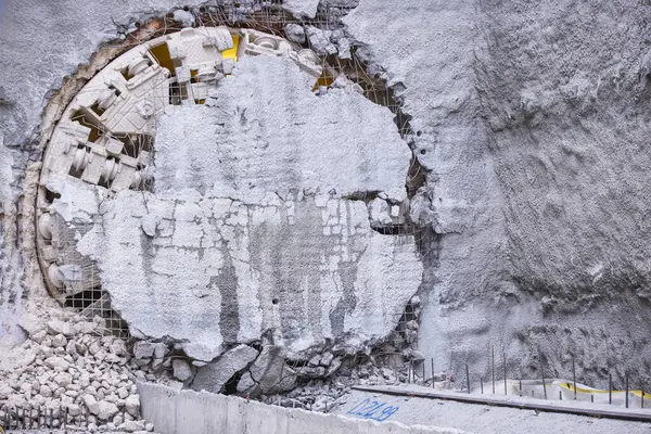 Tünel sıkıcı makinesi (TBM) kafası metro inşaatında, yeraltı altyapı taşımacılığında sergileniyor