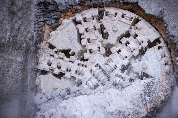 Tünel sıkıcı makinesi (TBM) kafası metro inşaatında, yeraltı altyapı taşımacılığında sergileniyor