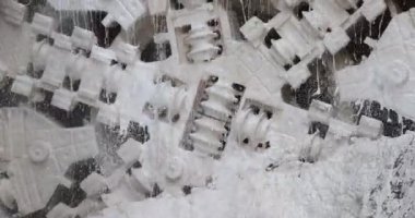 Tünel sıkıcı makinesi (TBM) kafası metro inşaatında, yeraltı altyapı taşımacılığında sergileniyor