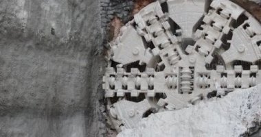 Tünel sıkıcı makinesi (TBM) kafası metro inşaatında, yeraltı altyapı taşımacılığında sergileniyor