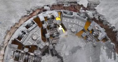 Tünel sıkıcı makinesi (TBM) kafası metro inşaatında, yeraltı altyapı taşımacılığında sergileniyor