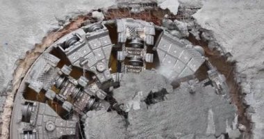 Tünel sıkıcı makinesi (TBM) kafası metro inşaatında, yeraltı altyapı taşımacılığında sergileniyor
