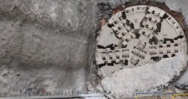 Tünel sıkıcı makinesi (TBM) kafası metro inşaatında, yeraltı altyapı taşımacılığında sergileniyor