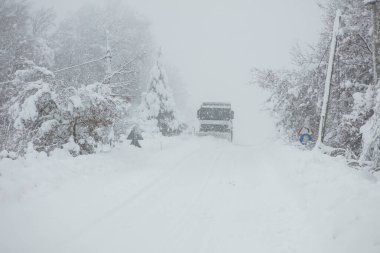 Kar küreme aracı sokaktan karı temizliyor.