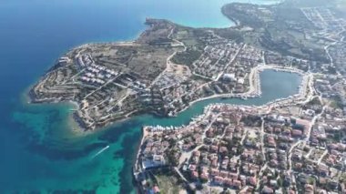 Türkiye 'nin Cesme Yarımadası' ndaki Dalyan Köyü insansız hava aracı görüntüsü