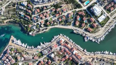 Türkiye 'nin Cesme Yarımadası' ndaki Dalyan Köyü insansız hava aracı görüntüsü
