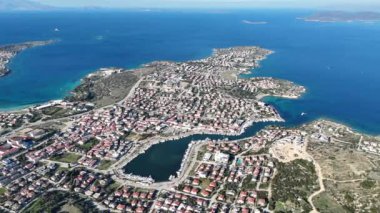 Türkiye 'nin Cesme Yarımadası' ndaki Dalyan Köyü insansız hava aracı görüntüsü