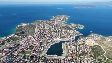 Türkiye 'nin Cesme Yarımadası' ndaki Dalyan Köyü insansız hava aracı görüntüsü