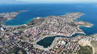 Türkiye 'nin Cesme Yarımadası' ndaki Dalyan Köyü insansız hava aracı görüntüsü