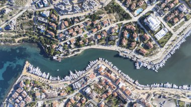 Türkiye 'nin Cesme Yarımadası' ndaki Dalyan Köyü insansız hava aracı görüntüsü