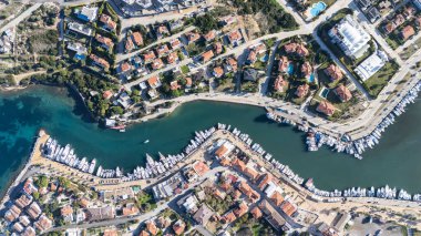 Türkiye 'nin Cesme Yarımadası' ndaki Dalyan Köyü insansız hava aracı görüntüsü