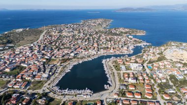 Türkiye 'nin Cesme Yarımadası' ndaki Dalyan Köyü insansız hava aracı görüntüsü