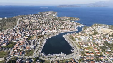 Türkiye 'nin Cesme Yarımadası' ndaki Dalyan Köyü insansız hava aracı görüntüsü