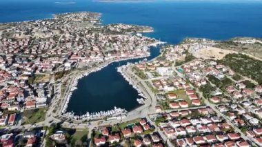 Türkiye 'nin Cesme Yarımadası' ndaki Dalyan Köyü insansız hava aracı görüntüsü